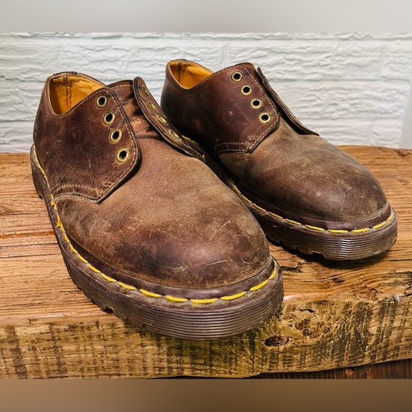 Dr Martins MIE 1561 vintage classic brown shoe main image 9